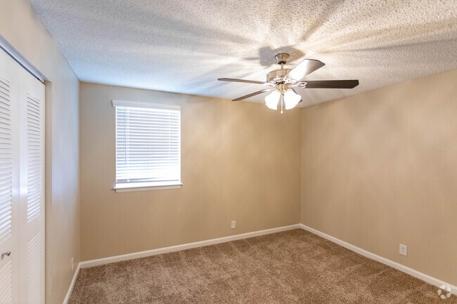 2BR , 1,5BA - 917SF