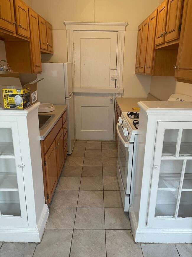 Photo - Renovated Sunny large  1 bed next to Train 1 Free Month Rent Heat HW INC   NO FEE