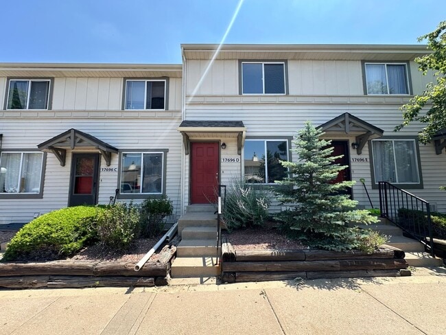 LOCATION LOCATION!! Open and inviting 3-be... - LOCATION LOCATION!! Open and inviting 3-be... Townhome