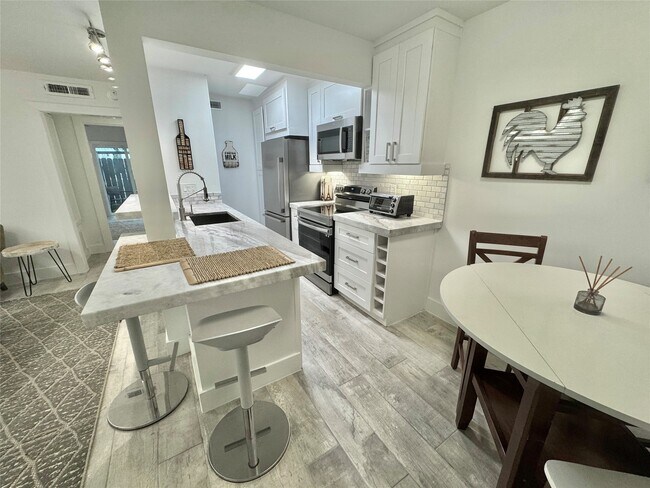 Building Photo - 1855 Portsmouth St Unit 2E Rental