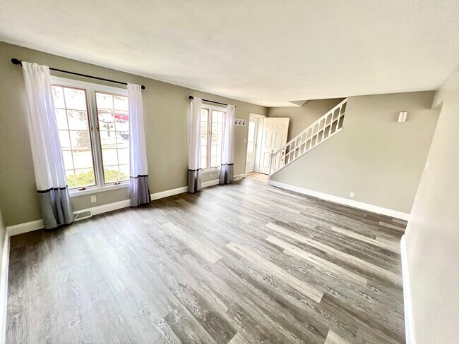 Living Room - 2416 E Grandview Ave Unit 2416