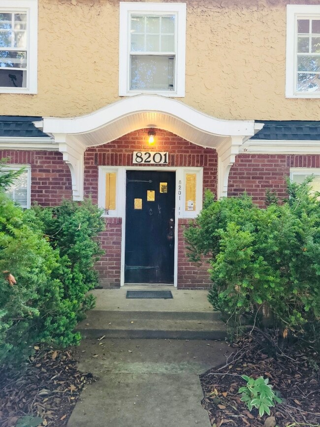 Photo - 8201 Greenwood Ave Unidad Top floor apartment 2