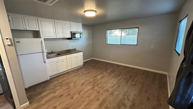 Building Photo - 4817 Hansen Ave Unit B Rental