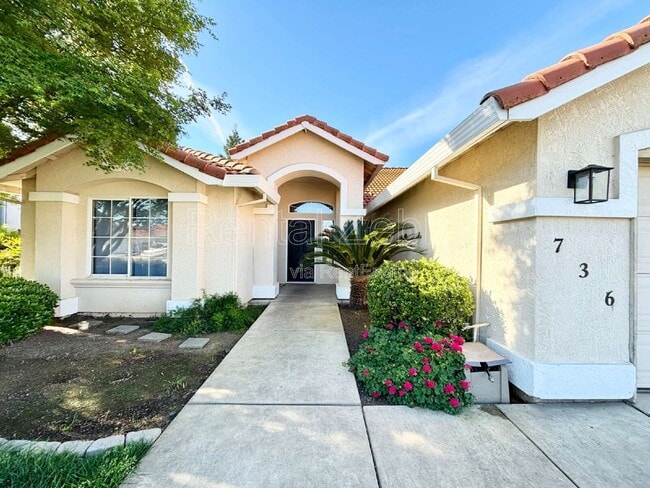 Building Photo - 736 Redwing Dr