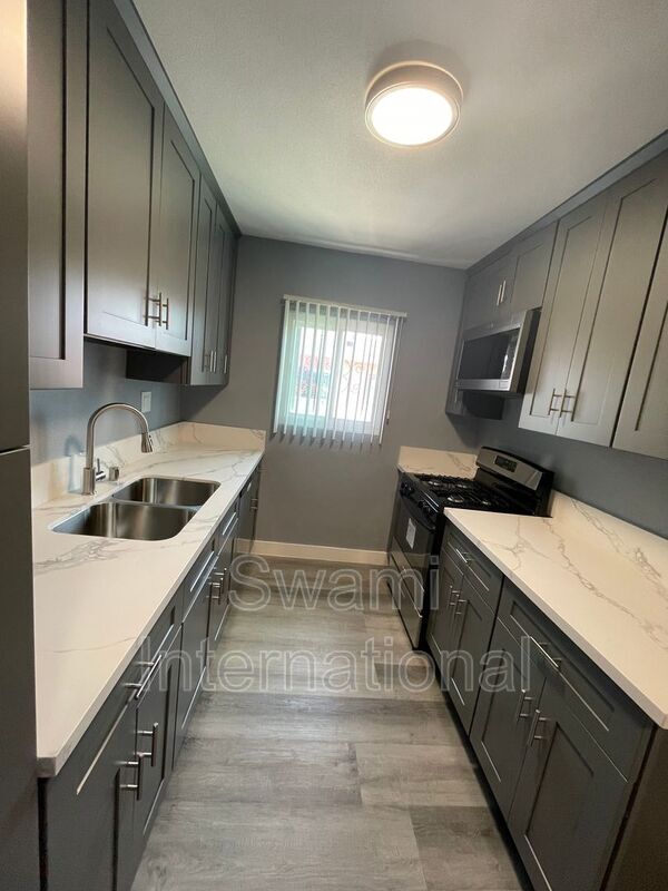 1031 W 102nd St Unit 1