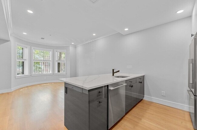 Photo - 535 Newbury St Unidad 2