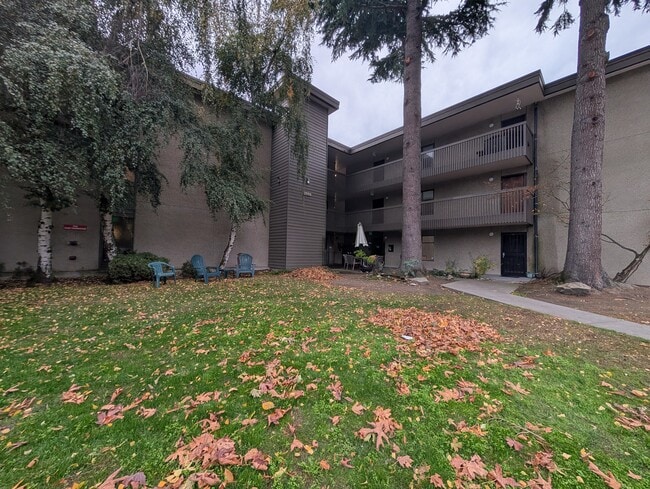 Building Photo - 2550 Thorndyke Ave W Unit 305