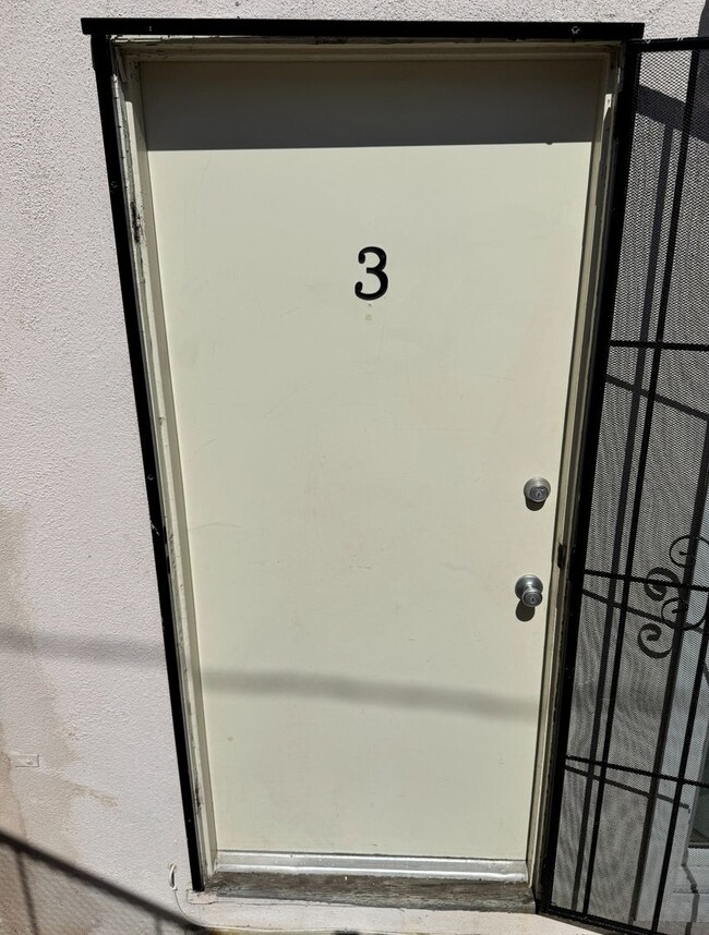 Photo - Bright Ground-Level 2-Bedroom with Great Storage Unidad 3