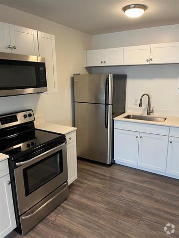 Building Photo - 2902 Douglas Ave Unit 211 Rental