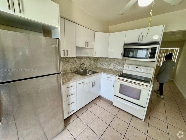 Building Photo - 606 SW 8th St Unit A Rental