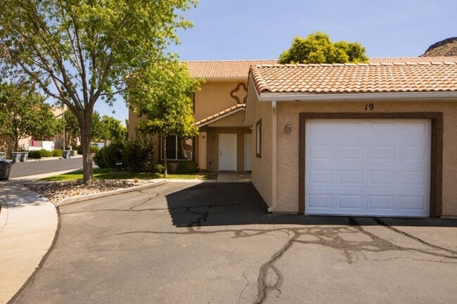 Building Photo - 1301 W Indian Hills Dr