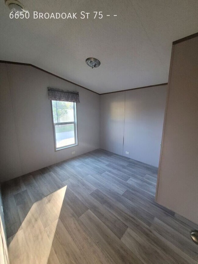 Photo - 6650 Broadoak St