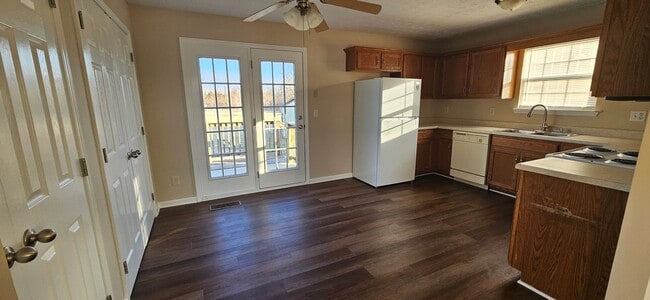 Photo - 142 Wooded Oak Ct