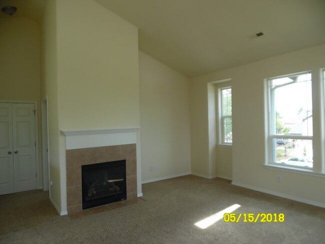 Photo - 325 NW Cypress St