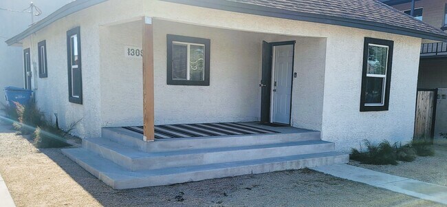 Building Photo - 1309 W Taylor St Unit 03