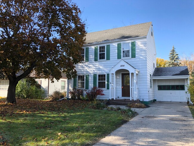 3 Bedroom House w/Bonus Loft in North Fargo - 3 Bedroom House w/Bonus Loft in North Fargo