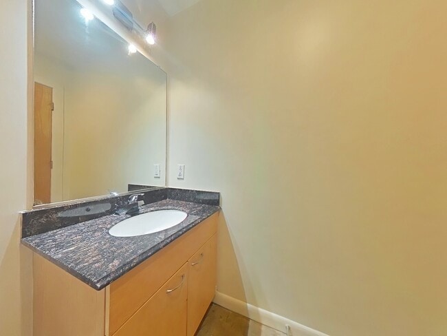 Photo - 1011 W Marshall St Unit 125