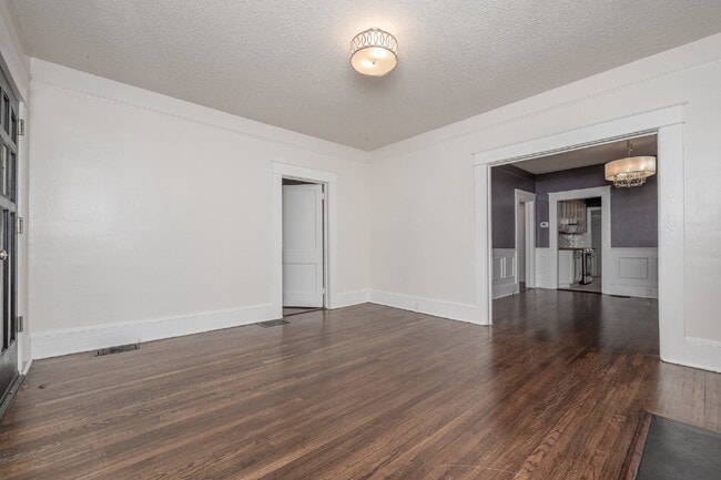 Photo - Beautiful 3-Bedroom, 2-Bath Bungalow with ... Apartamento