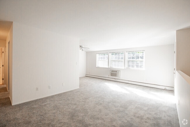 1 BR, 1 BA -806 SQFT