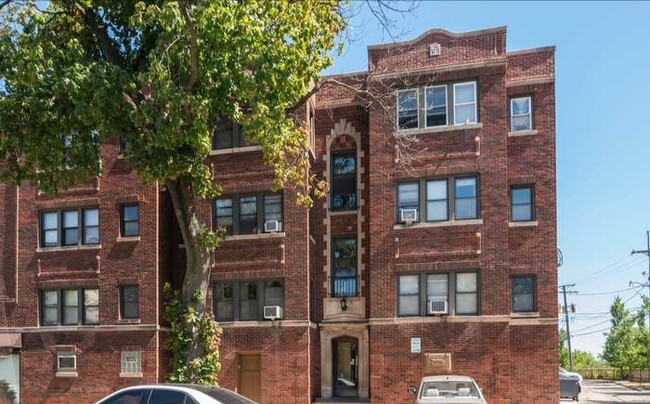 Building Entrance - 906 S Elmwood Ave Apartment Unit #3