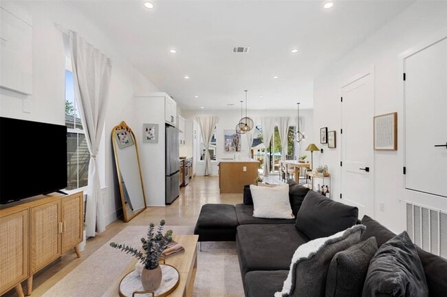 Photo - 5007 Lott Ave