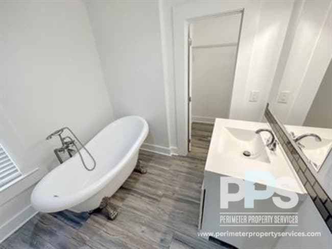 Photo - 1017 Ashby Grove SW