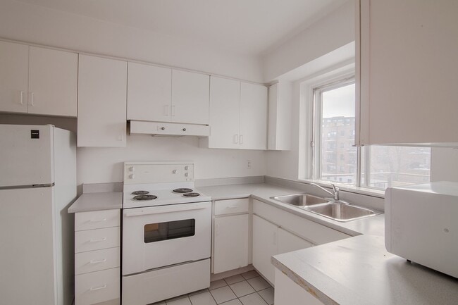 Building Photo - 4555 Av. Bonavista Unit 302