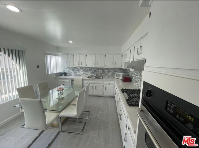 Photo - 5271 Newcastle Ave Unit 1