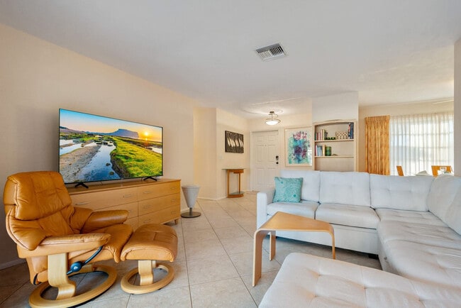 Building Photo - 7423 Dickens Dr Rental