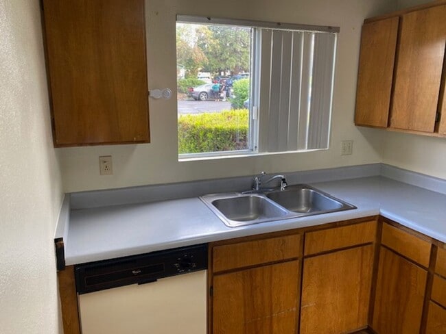 Photo - East Medford - 3 bed 1.5 bathroom 2 story duplex