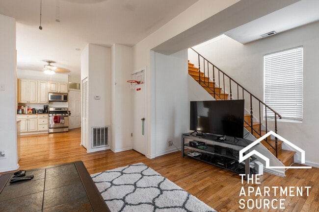 Building Photo - 2517 N Ashland Ave Unit 3