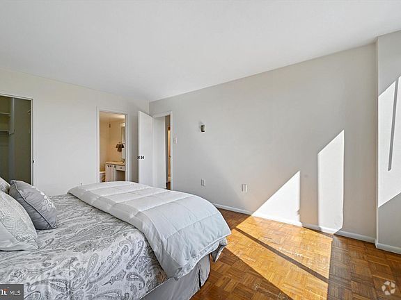 Building Photo - Spacious, light-filled 2 BR, 2 Ba corner u... Unit 811 Rental