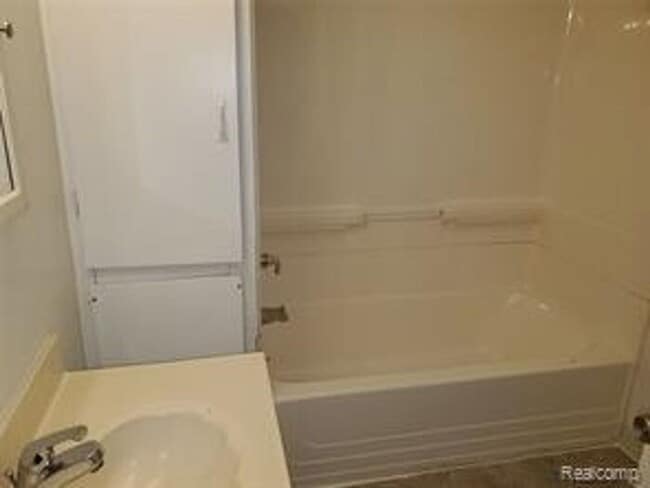 Photo - Cut 3 bedroom bungalow W/ appliances inclu...