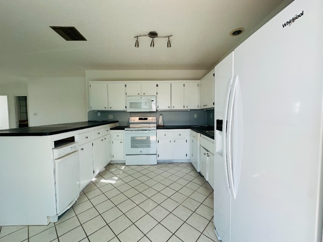 Photo - 486 Airport Dr S