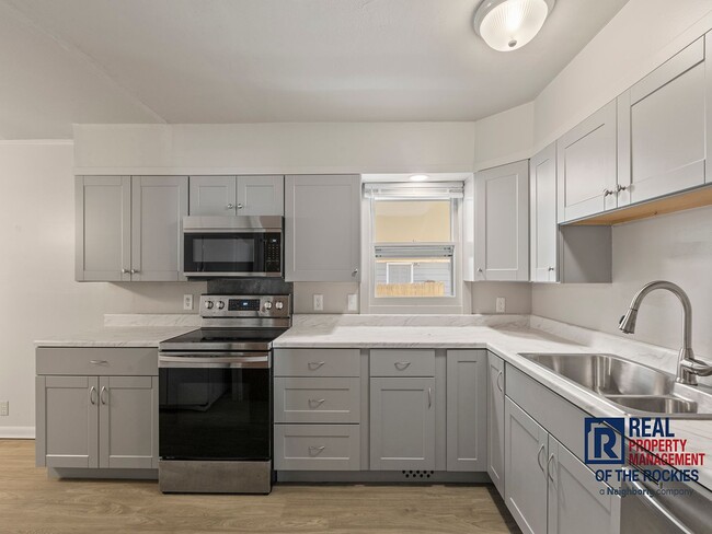 Building Photo - Spacious Home Near CSU w/ Flexible Basemen...