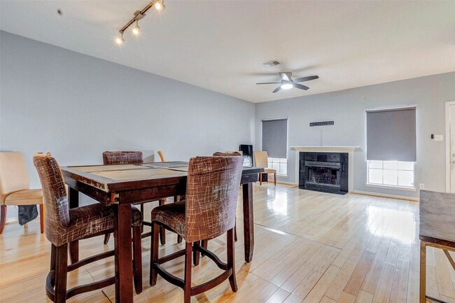 Photo - 3800 Tanglewilde St Unidad 102