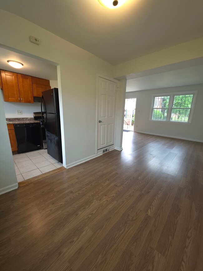 Photo - 2528 Iverson St