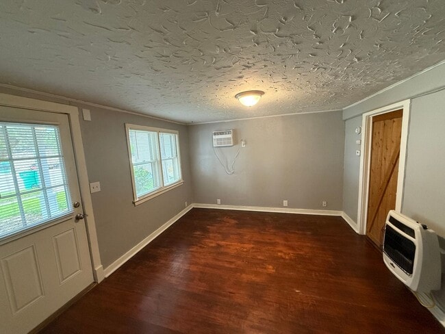 Photo - Newly Renovated 2 Bed / 1 Bath Grandview Home with Hardwood Floors & Deck