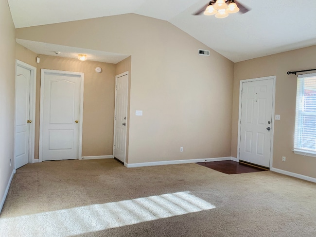 Photo - 218 Maddux Ct