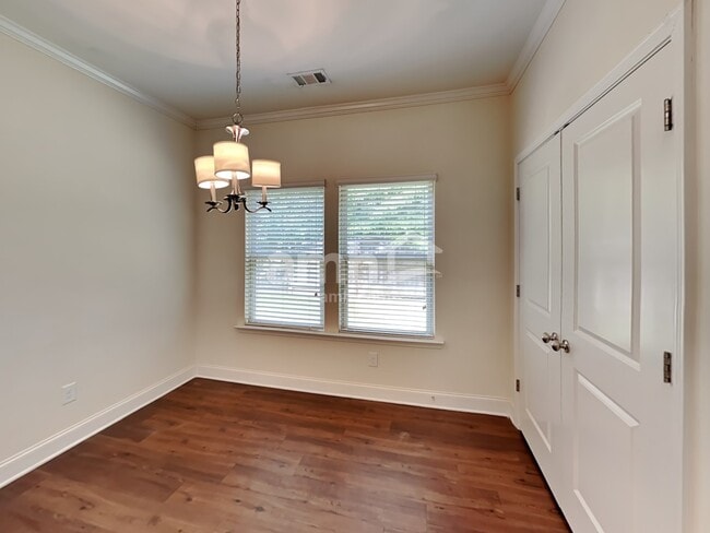 Photo - 2465 Beal St