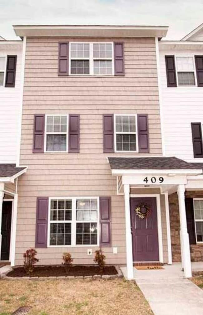 Building Photo - Welcome to Carolina Forest!