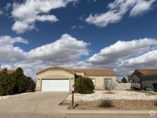 Building Photo - Fully Furnished: Beautiful 3 bedroom, 2 ba... Rental