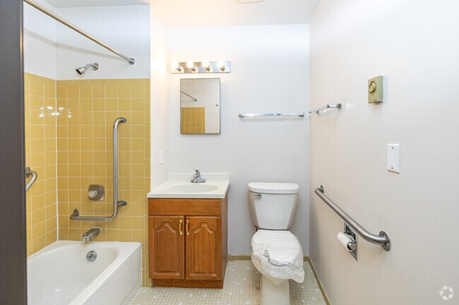 1BR, 1BA - 525SF - Bathroom