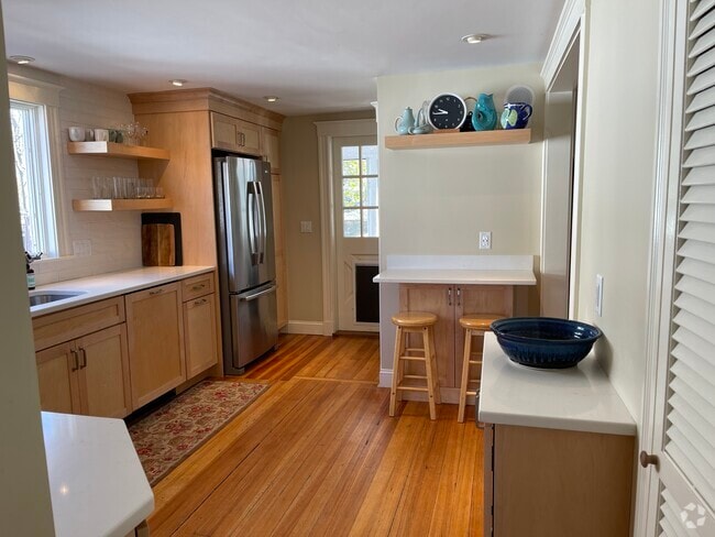 Building Photo - 19 Tyler Ave Rental