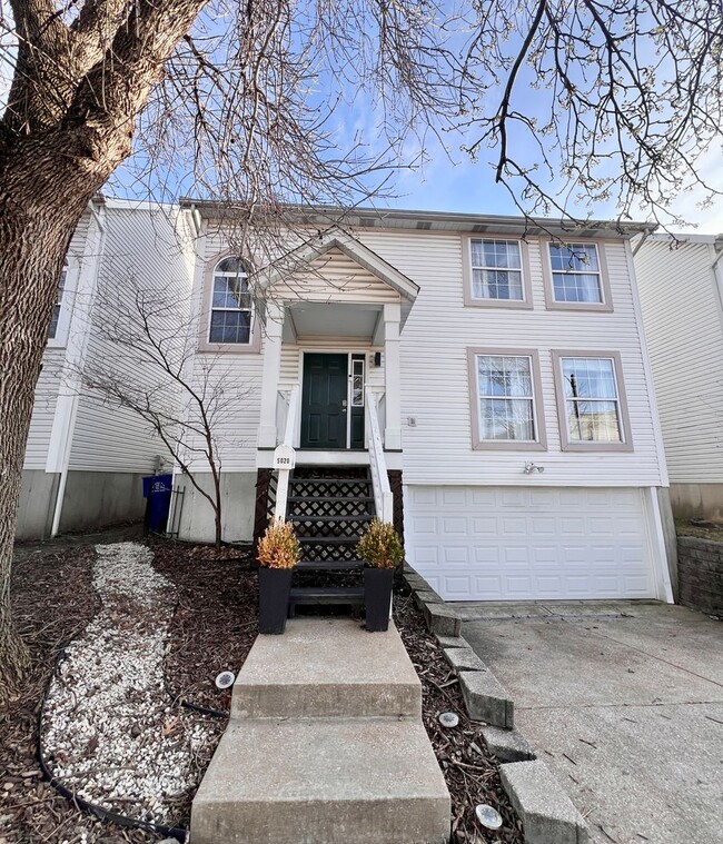 Building Photo - 3 bed 2.5 bath Located in the Heart of The Hill