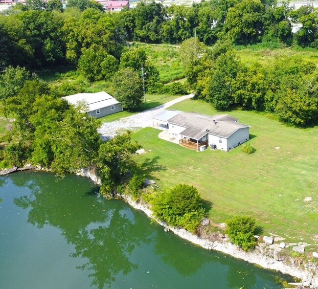 Building Photo - City Living in a Country Atmosphere