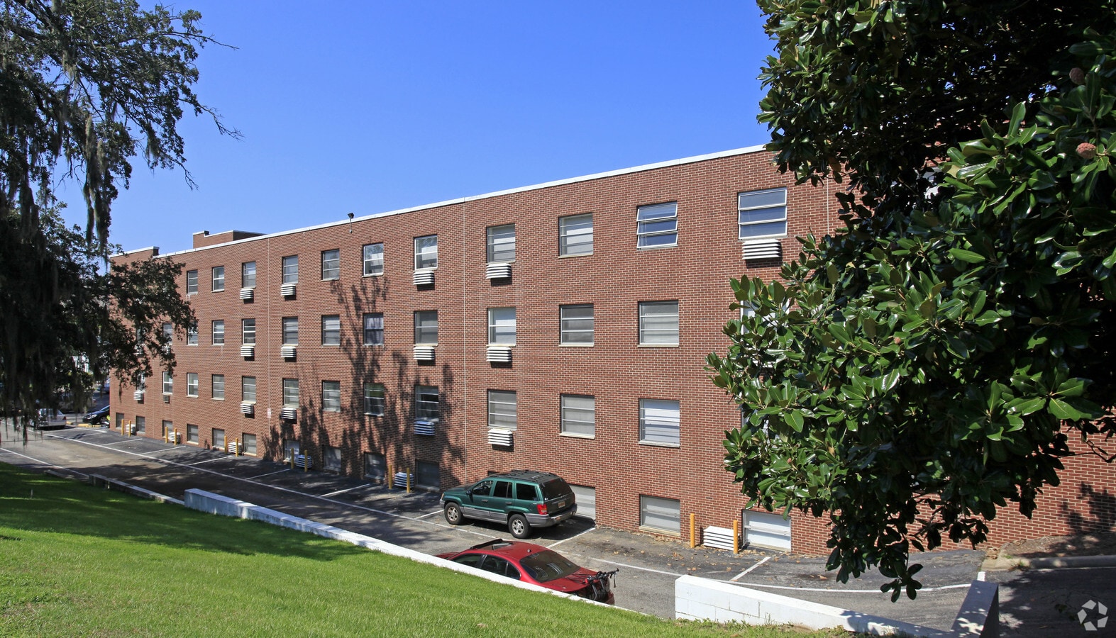 Photo - College Plaza
