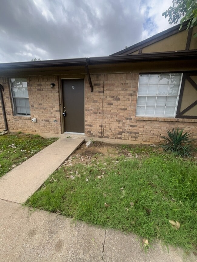 Building Photo - Kennedale 1 bedroom apartment ! Water included !