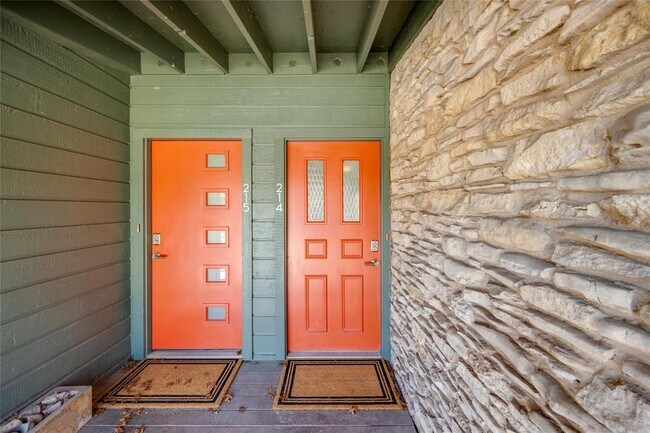 Building Photo - 1304 Mariposa Dr Unit 214