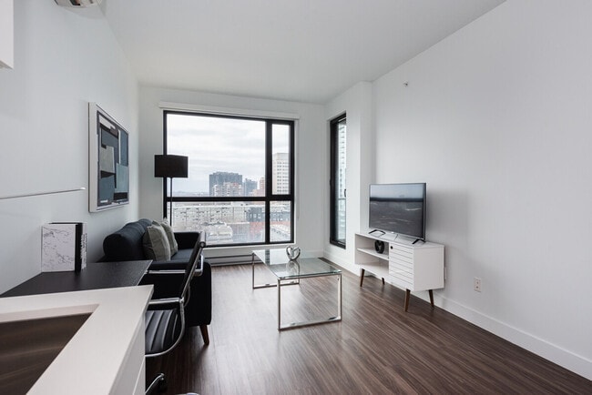 Building Photo - 1355 Boul. René-Lévesque O